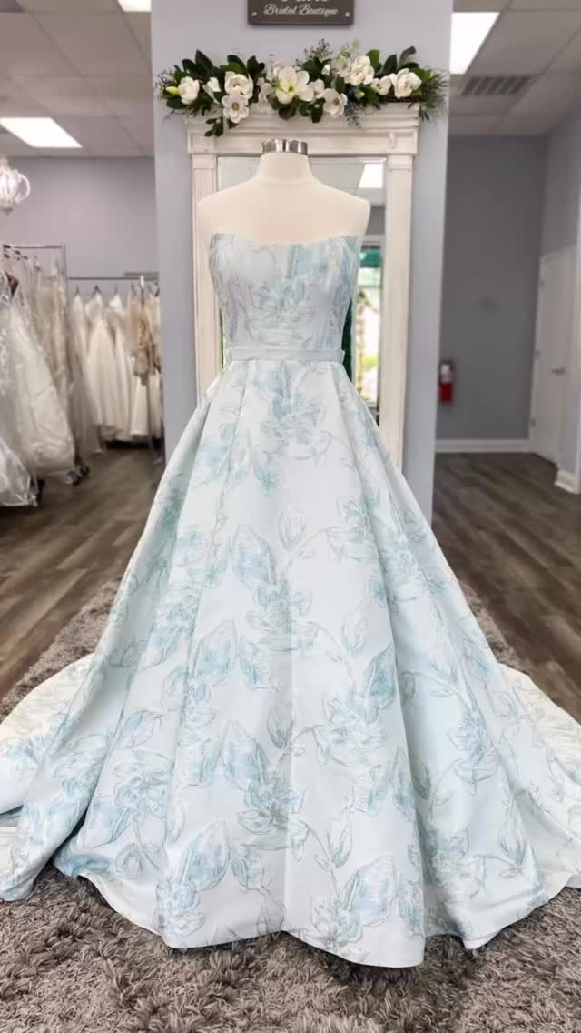 ℬ𝓁𝒶𝒾𝓇ℯ ✨ ℐ𝓃 𝒮𝓉ℴ𝓇ℯ, Strapless sheer sweetheart bodice lined in Chantilly lace and glitter tulle accented with exposed boning, laser cut beaded lace appliqués and finished with lace covered buttons. 🤍