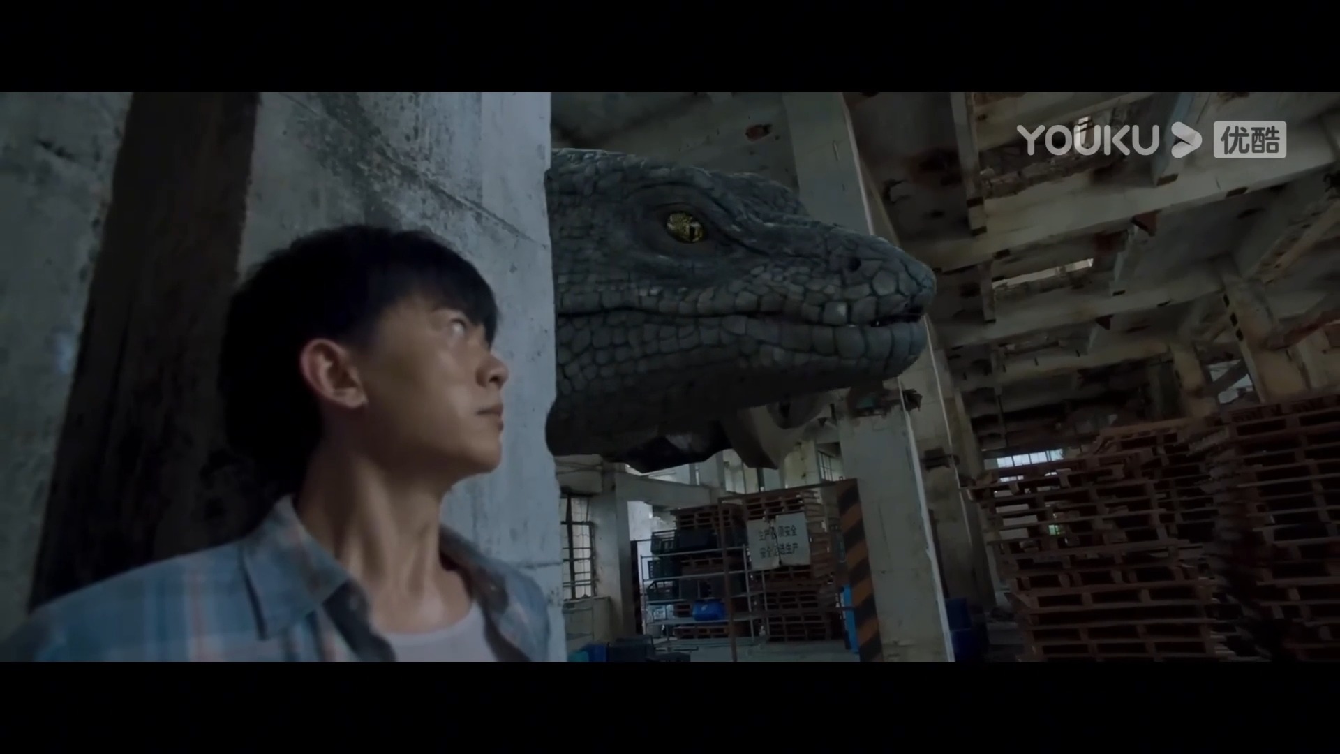 The giant python came behind the man. Can the man escape this disaster ...