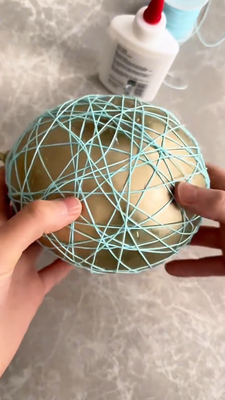 Who knew yarn and glue could make such elegant decor? 🎐 Try this DIY ...