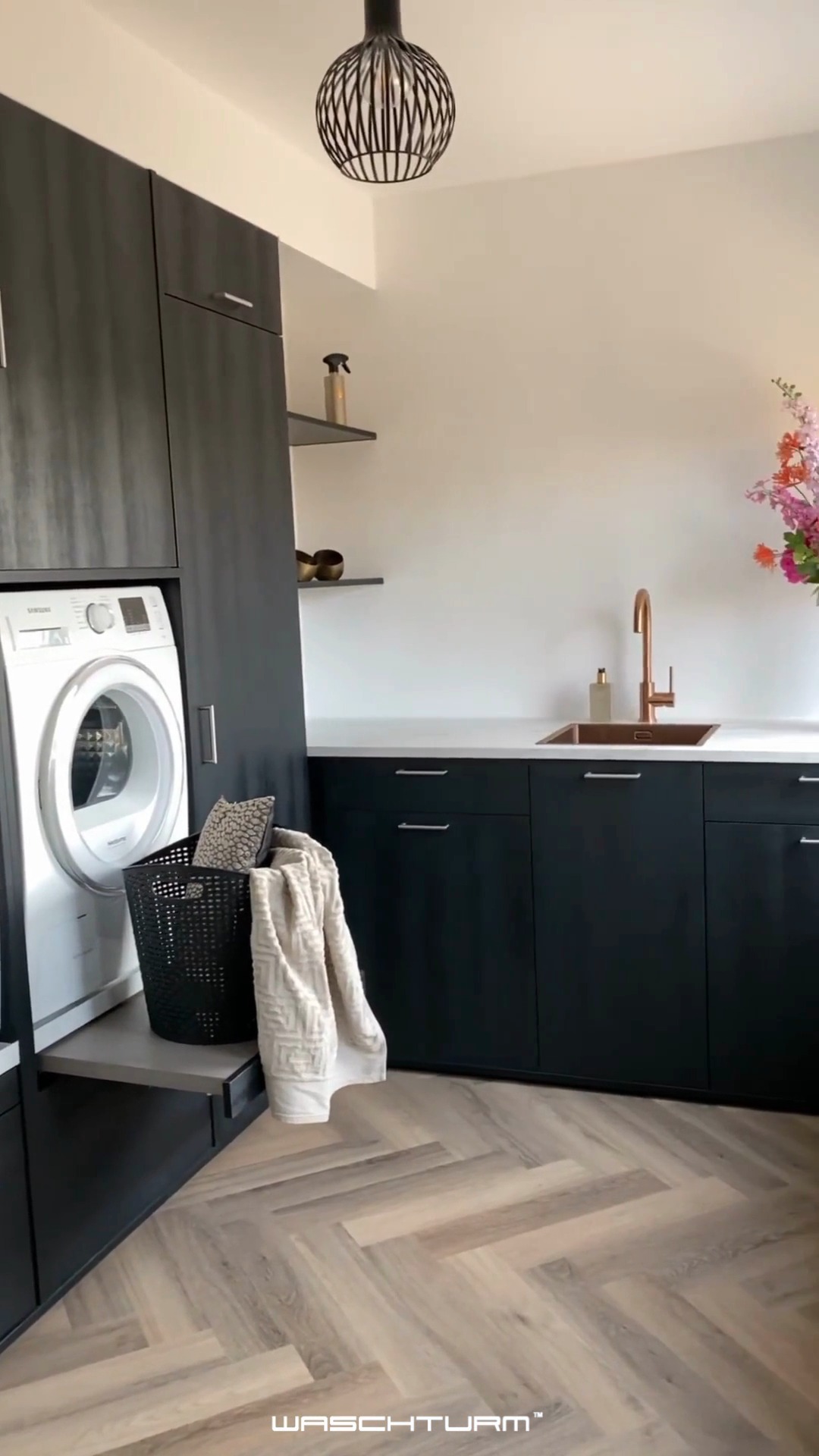 Maximaler Komfort in deiner Waschküche 😍 • Mit einem Waschturm™-Schrank für Waschmaschine und Trockner hast du endlich Spaß beim Wäschewaschen! , Deine Waschmaschine und Trockner stehen erhöht und die
