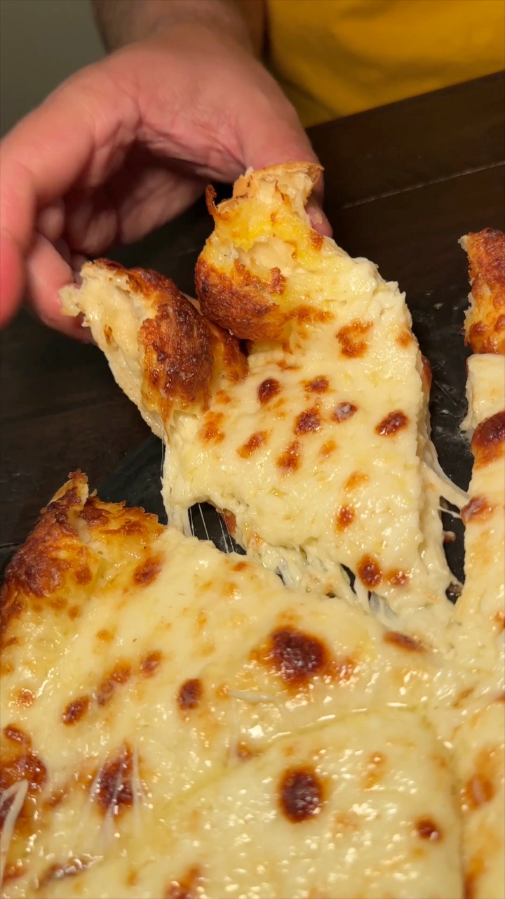 The MEGRULI KHACHAPURI from Ubani in NYC's Midtown!! 🧀 Just the