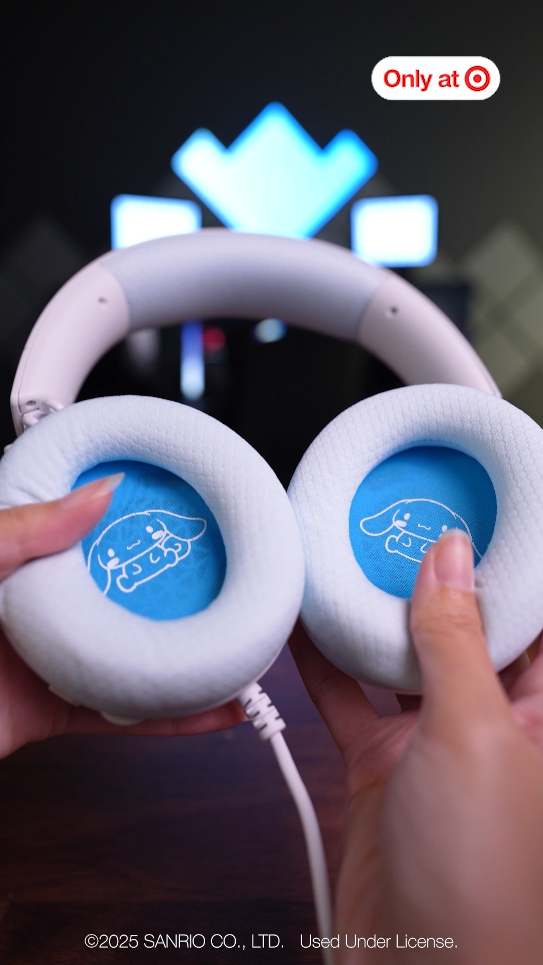 Fall into comfort with Cinnamoroll. 🍂 Unbox the Razer Kraken V4 X ...