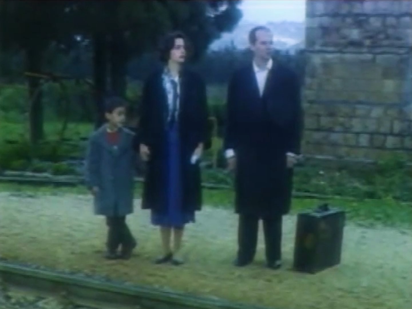אפר ואבק | מילים: יעקב גלעד | לחן: יהודה פוליקר | קחי מעיל, יהיה לך קר ...