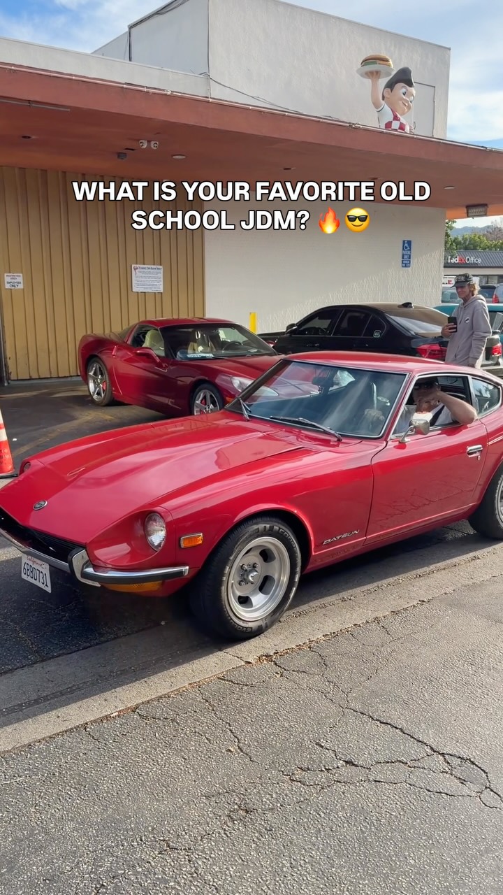 A red Datsun 240Z stole the spotlight at the car meet ❤️🤯 With