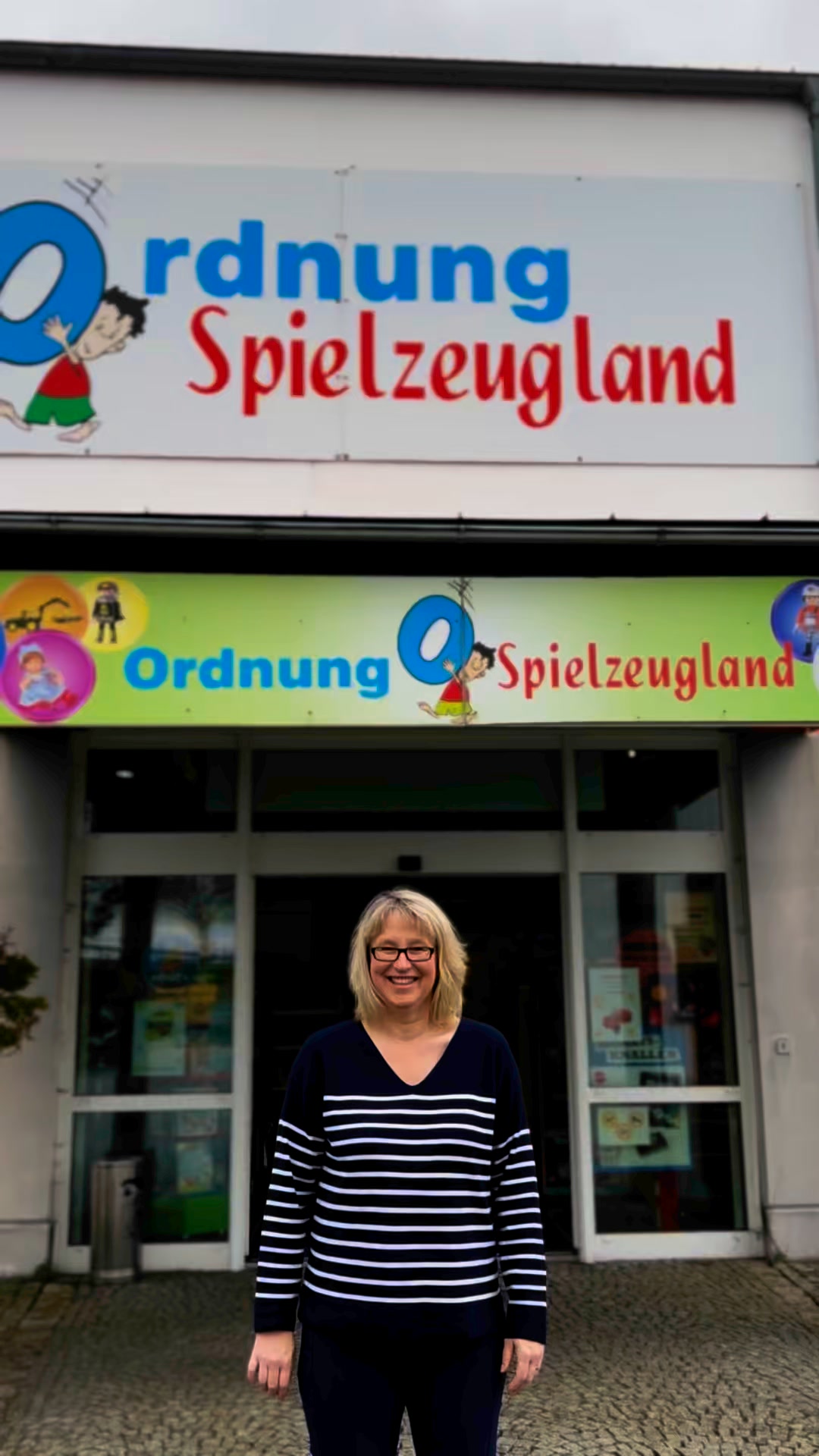 Hallo liebe Spielzeugfans aus Münchberg und Umgebung! 👋 Kommt mit uns auf einen kleinen Rundgang durch unser Paradies bei Ordnung Spielzeugland! Lernt uns kennen und entdeckt die bunte Vielfalt in