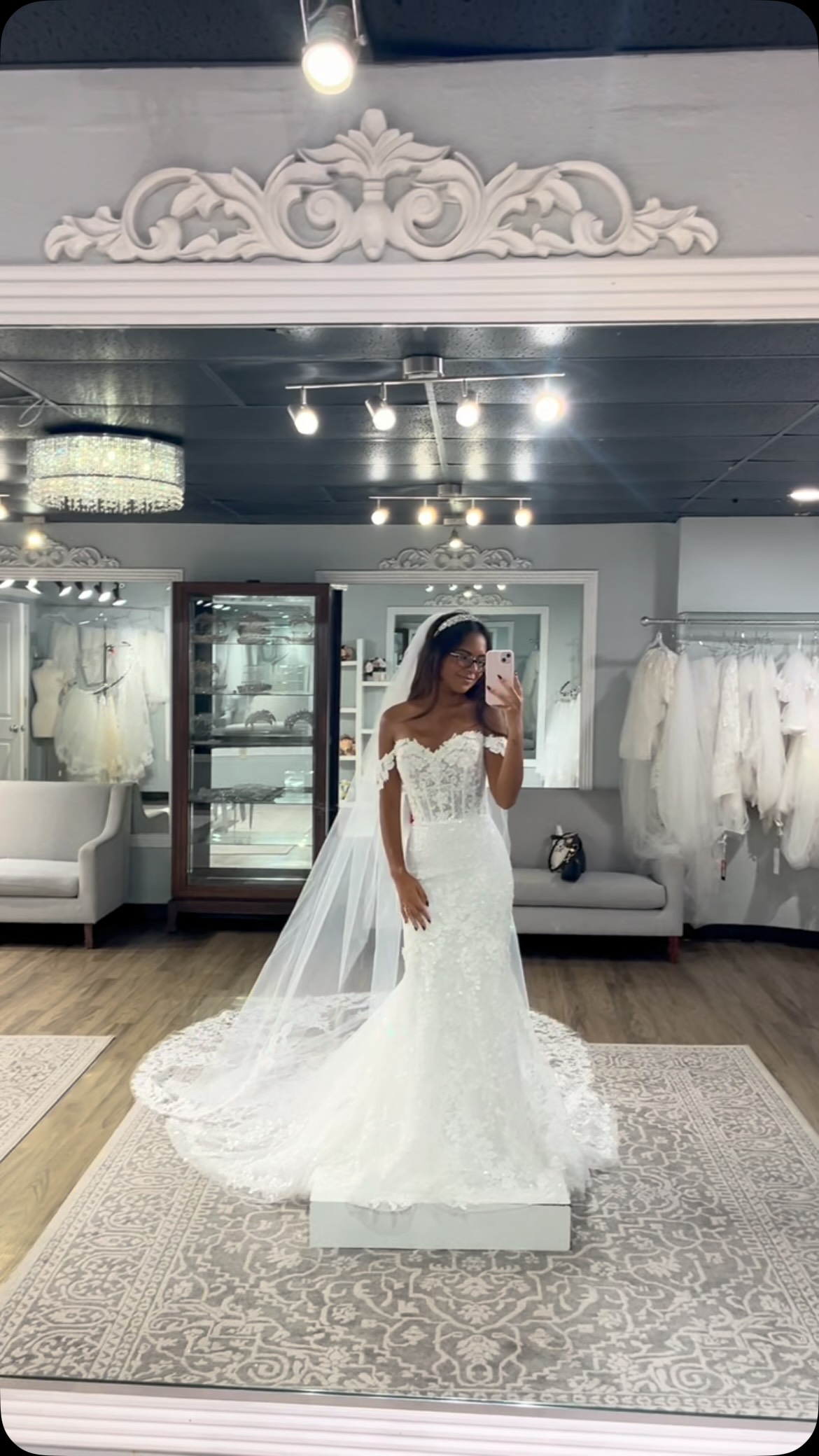 POV: el vestido blanco perfecto te espera con ansias en Berenice’s Bridal Boutique 👰🏻‍♀️✨🤍 Contamos con gran variedad de estilos, accesorios de pelo y joyería, cojines, árras, lazos , sets de copas , 