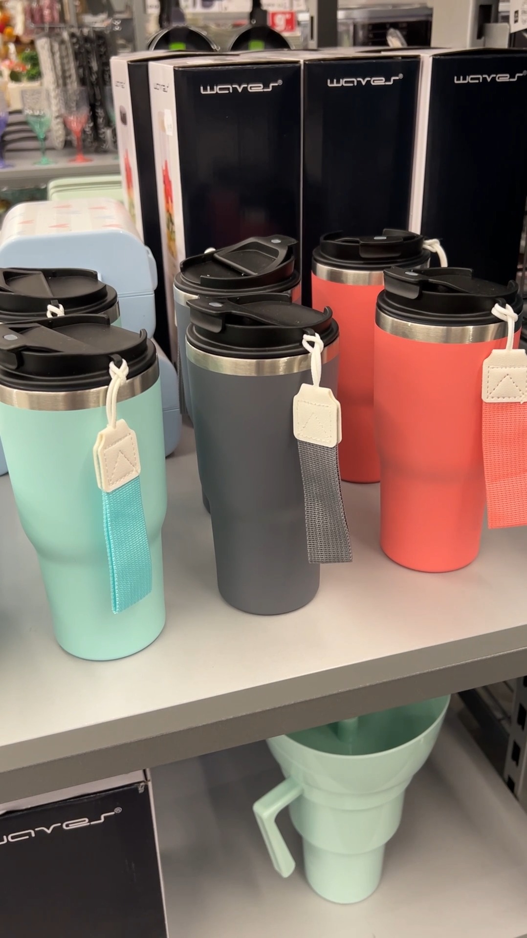 Wir haben aktuell sooo viele Thermobecher im verschiedensten Farben und Varianten 😍 Und unseren günstigsten Thermobecher bekommst du jetzt schon für 2,99€ 🙌, #mehralsdudenkst #thermobecher | KiK