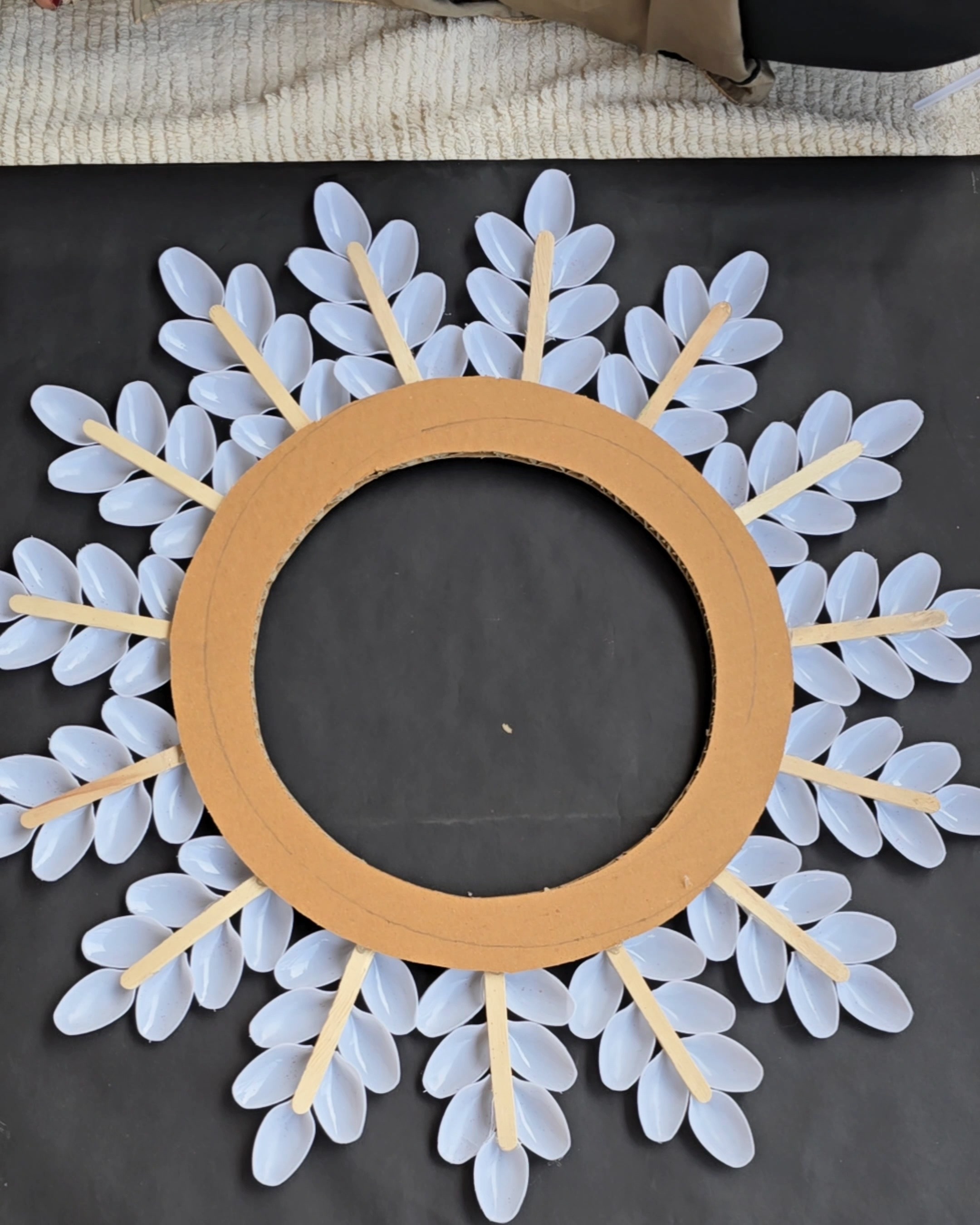 Easy and Amazing plastic spoons using Wall decor #diy #homedecor # ...