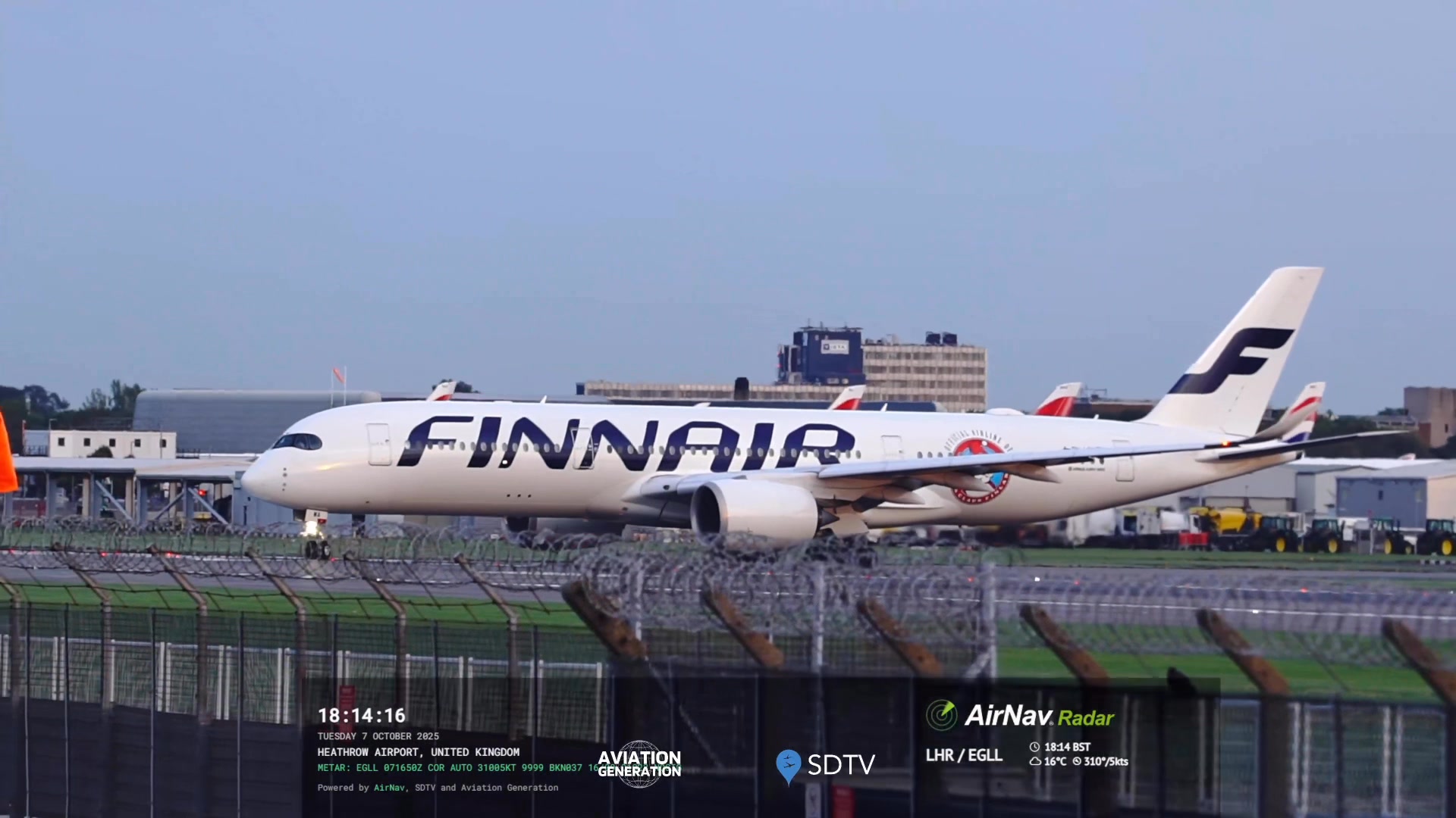 🎅🏼Santa's coming to town! The Finnair Airbus A350-900 wearing