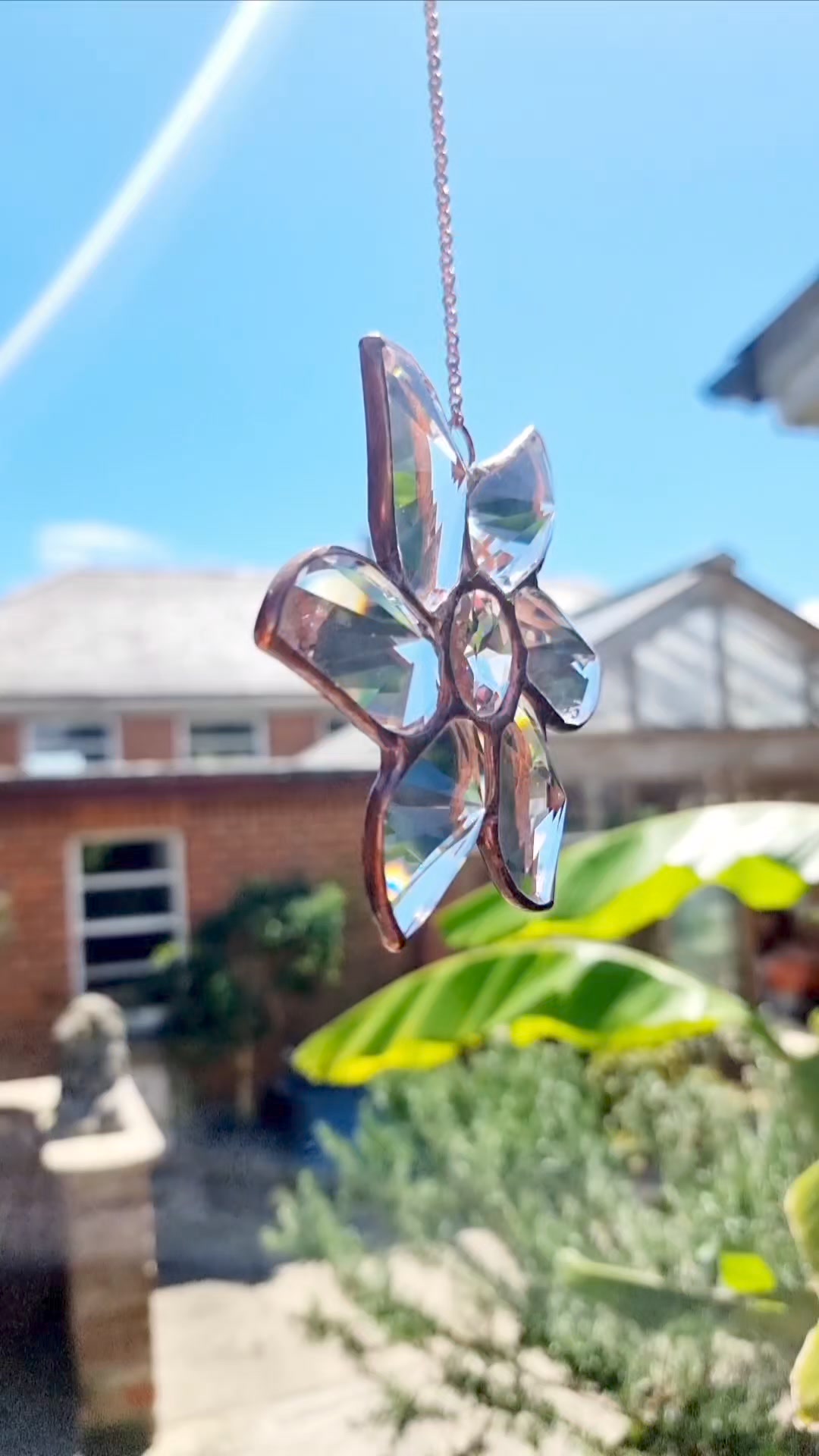 Our Idyllia glass ball crystal bee and flowers decoration has us