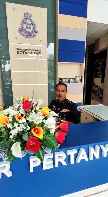 Ydh SAC Mohd Rozi Jidin membacakan ayat-ayat suci Al Quran dan doa ...