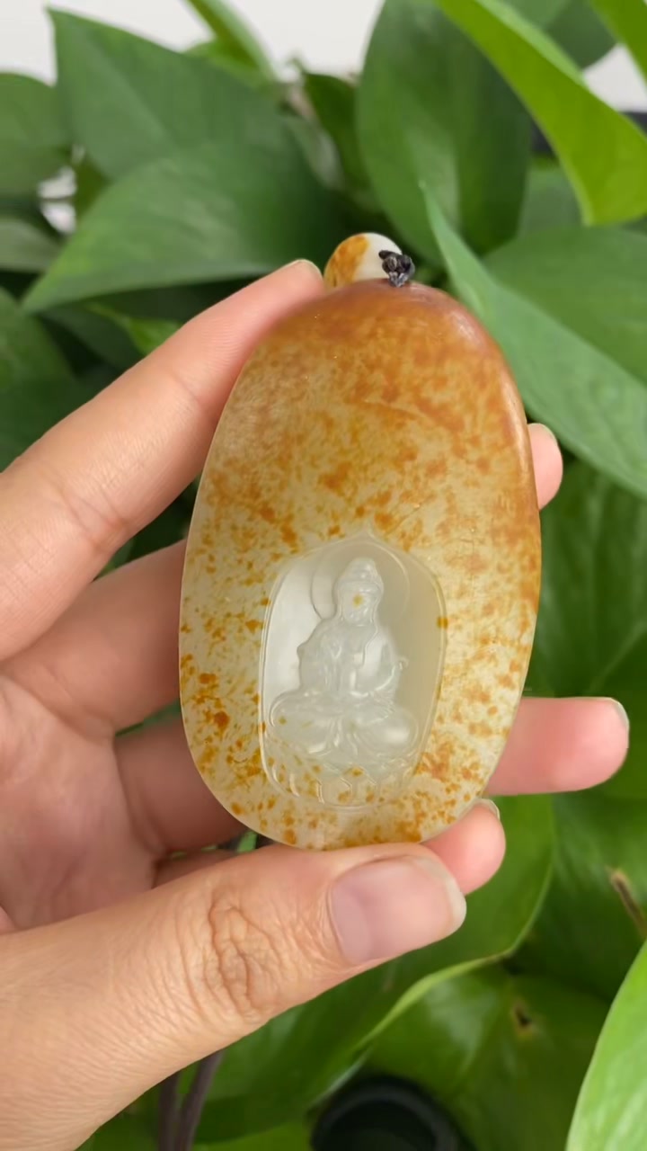 和田玉籽料觀音掛件，玉質油潤細膩，皮色老熟自然，反面雕刻山水、房舍
