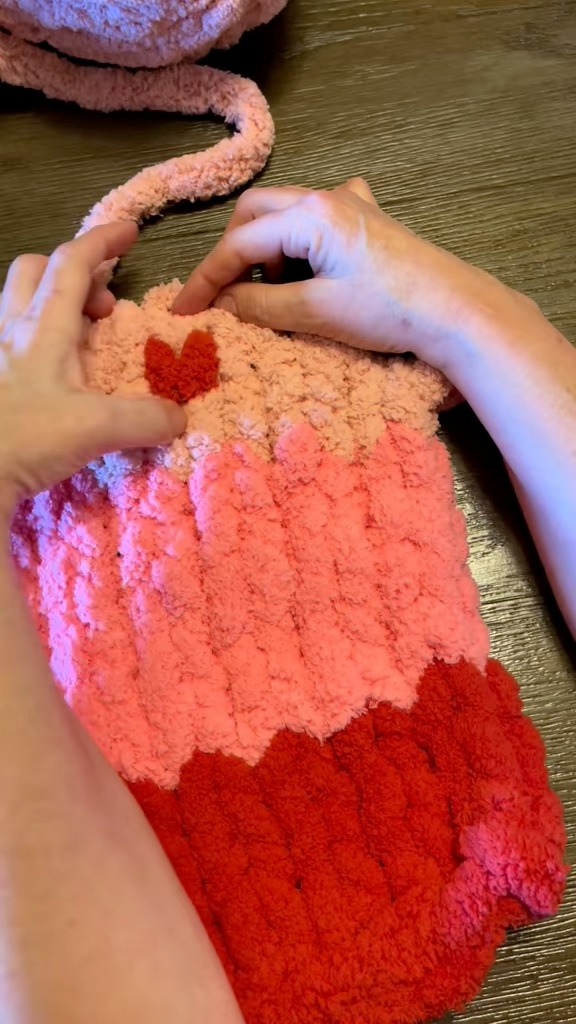 A❥︎ How to add a heart to your chunky blanket! #chunkyknittutorials