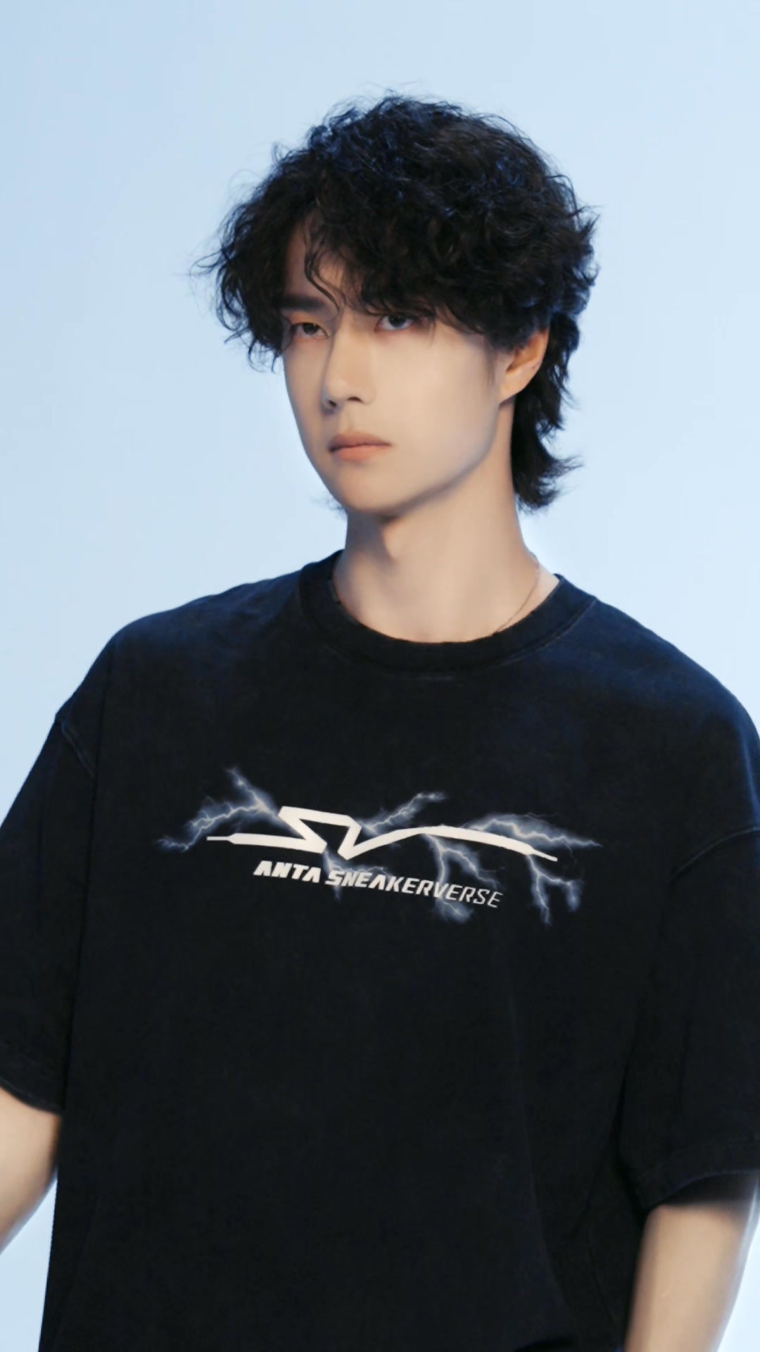 王一博 安踏 ATSV ANTA Tシャツ 20251217 安踏官微博更ATSV安踏作品集｜极限之上驭速而行，循心而至