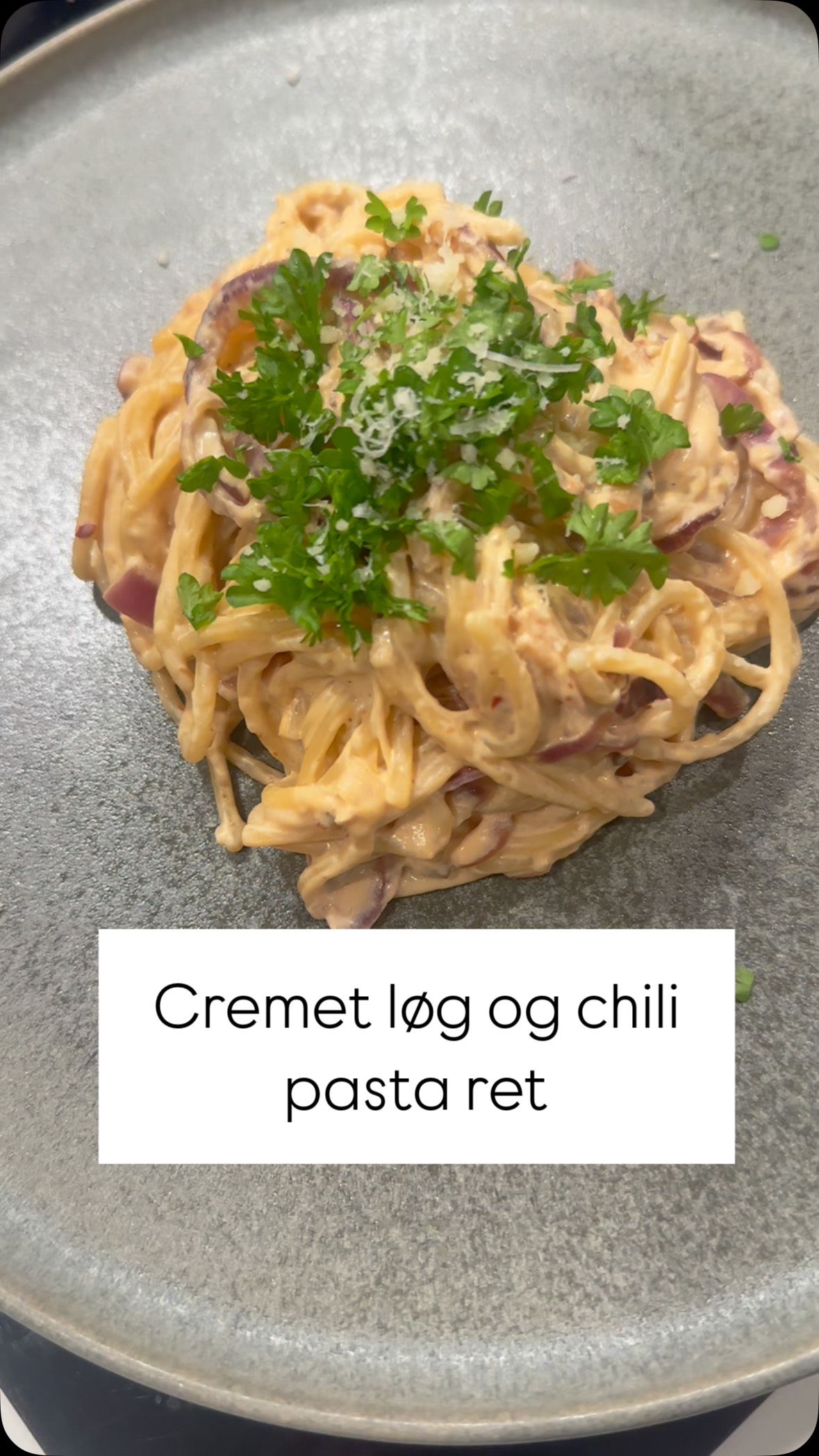 LØG OG CHILI PASTA RET 🍝🔥 Ingredienser (2 portioner): • 3 rødløg • 2 ...