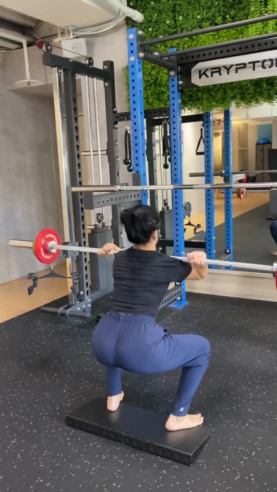 Front Squat 前蹲舉 需求特色： 核心穩定、胸椎伸展、肩胛穩定能力、膝踝主導能力 訓練優點：下肢垂直動作肌力、三關節協調、前側核心 ...