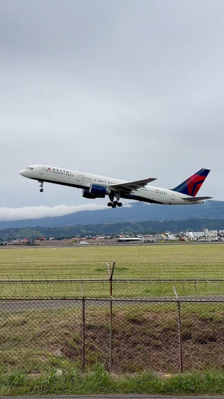 Delta B757-200 climbing out of Montreal in 1996