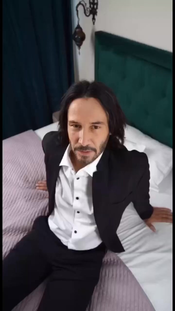 Slumber party at 57 #keanu #keanureeves #sleeping #reeves | General Ben ...