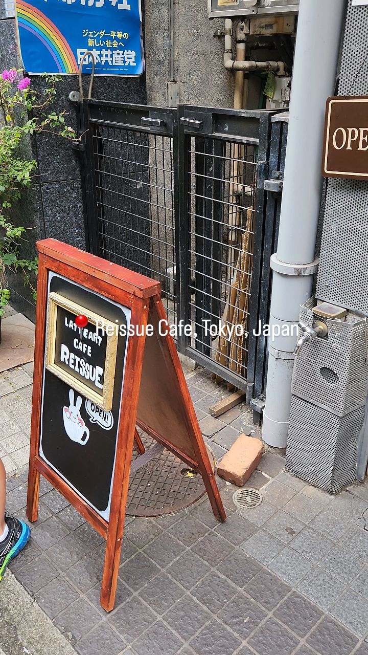 Tokyo's 2D cafe in Shin-Okubo for a comic book experience