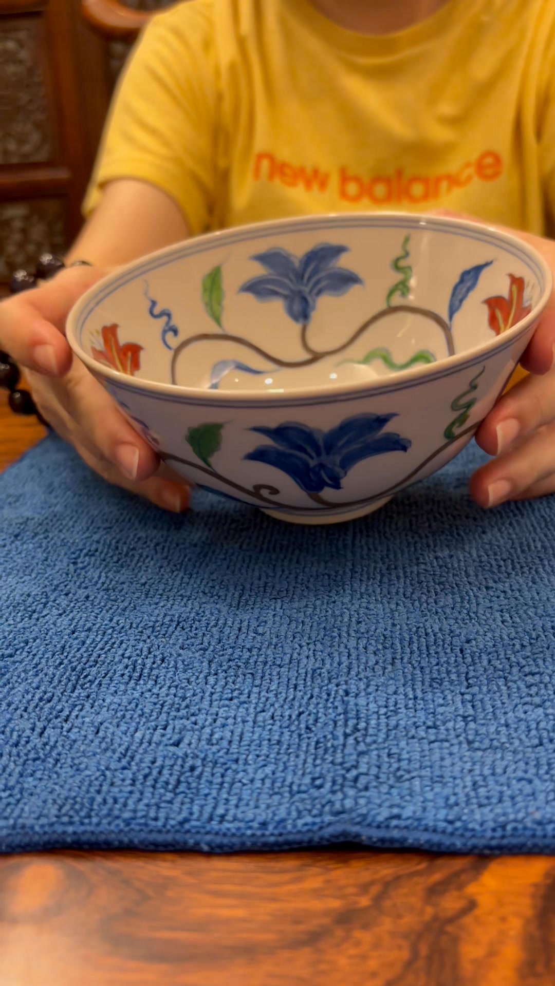 大明成化宮盌。 成化鬥彩，十鬥九官。 坊間青花較多，我們家的是鬥彩