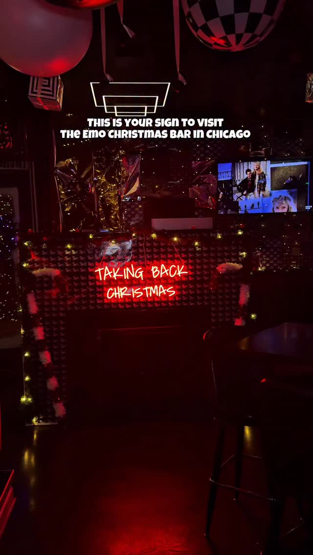 An Emo Christmas–themed bar has popped up in Chicago! 🎅🏼 ...