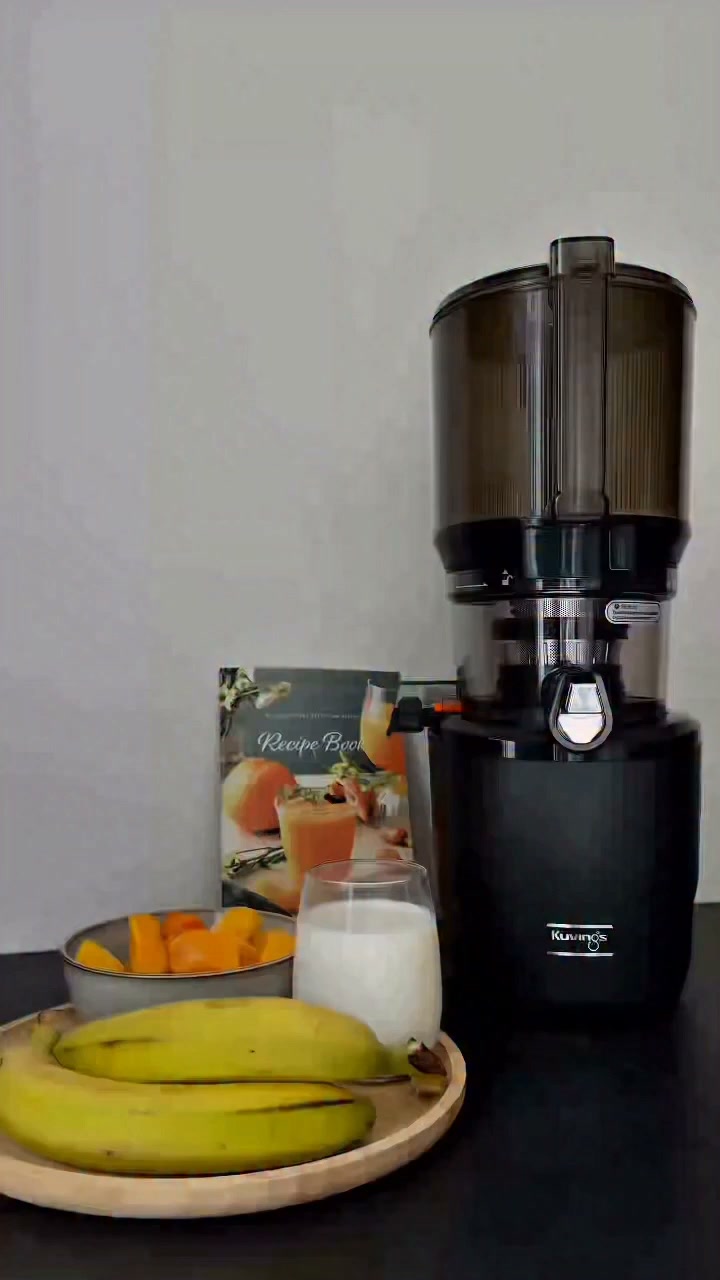 Keine Lust auf komplizierte Rezepte? Dieser Smoothie beweist, dass einfach auch unglaublich lecker sein kann. 🥭🍌🥛, Ich habe diesen cremigen Smoothie mit Mango, Banane und Milch in meinem Kuvings Slow