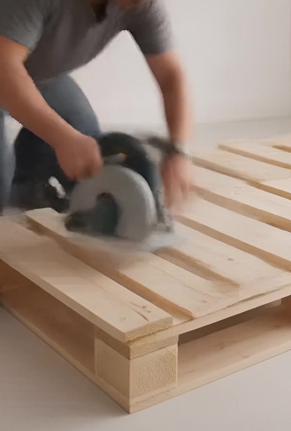 Pallet Round Bed with Shelves #pallets #palette #Bedroomfurniture # ...