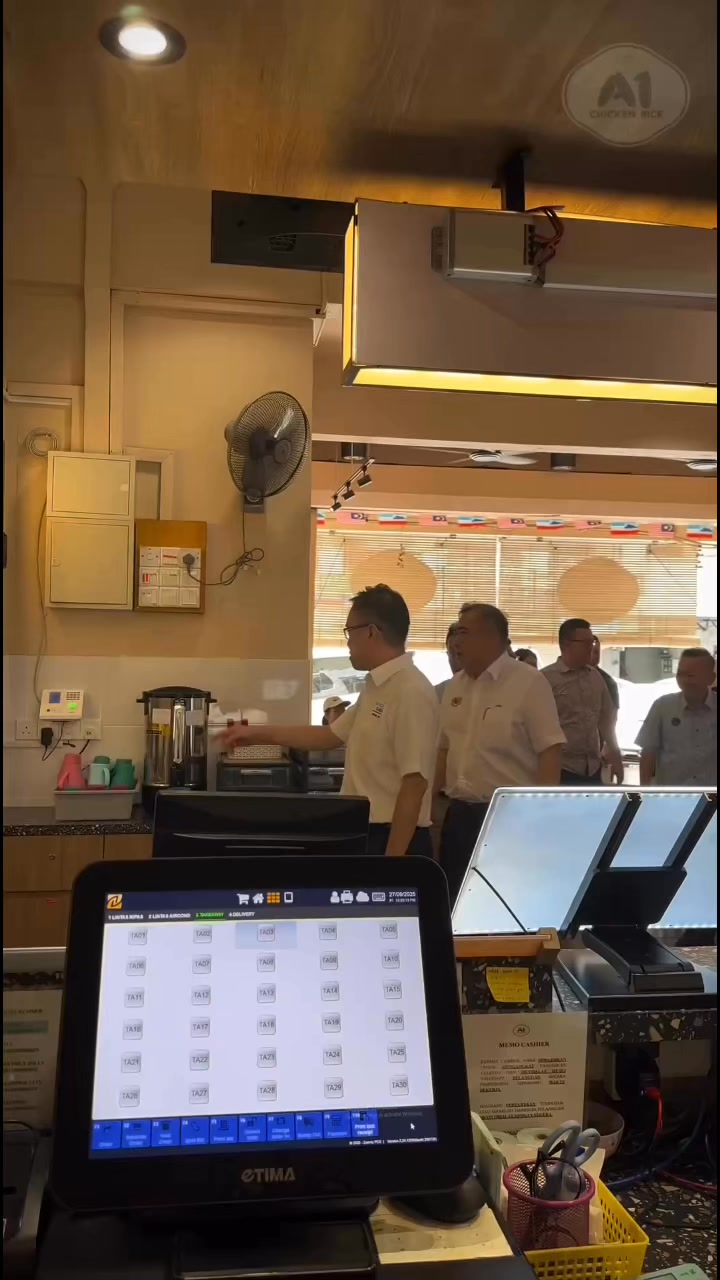 Throwback to a special visit at A1 Chicken Rice Lintas! We were honored ...