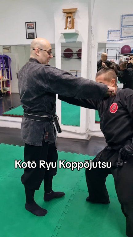 Koto Ryu Koppojutsu defense from one hand grab #bujinkan #taijutsu # ...