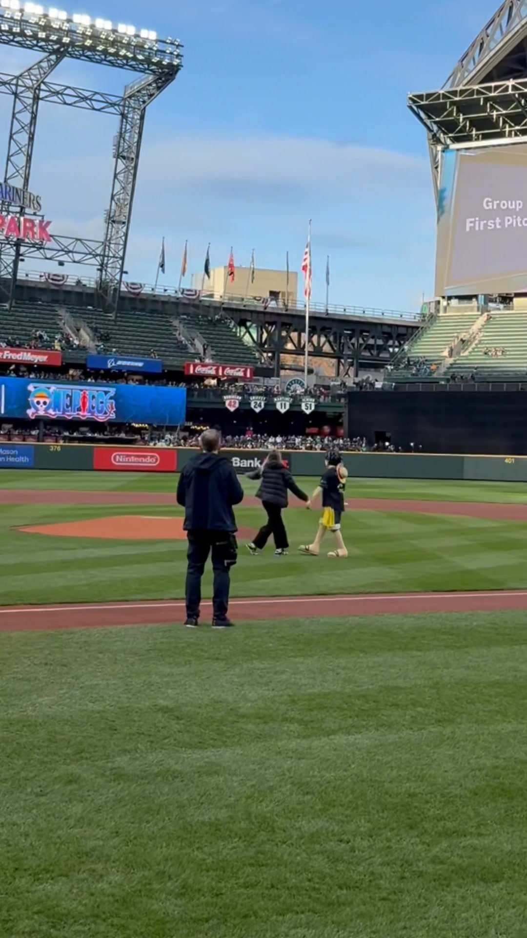 Let's go!!! The first pitch was thrown by Monkey D. Luffy at