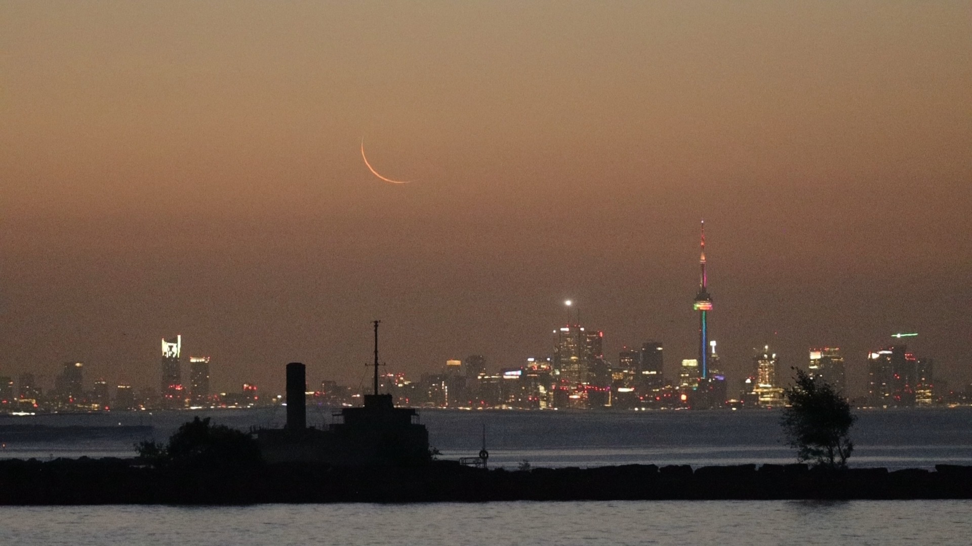 2025 Review Less then 2% illuminated waning crescent Moon rising the ...