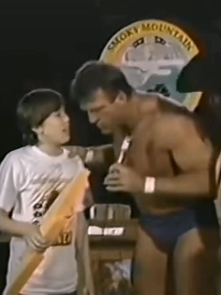 Paul Orndorff turns HEEL on a Tim Horner fan - 1/16/1993 - SMW Smoky ...