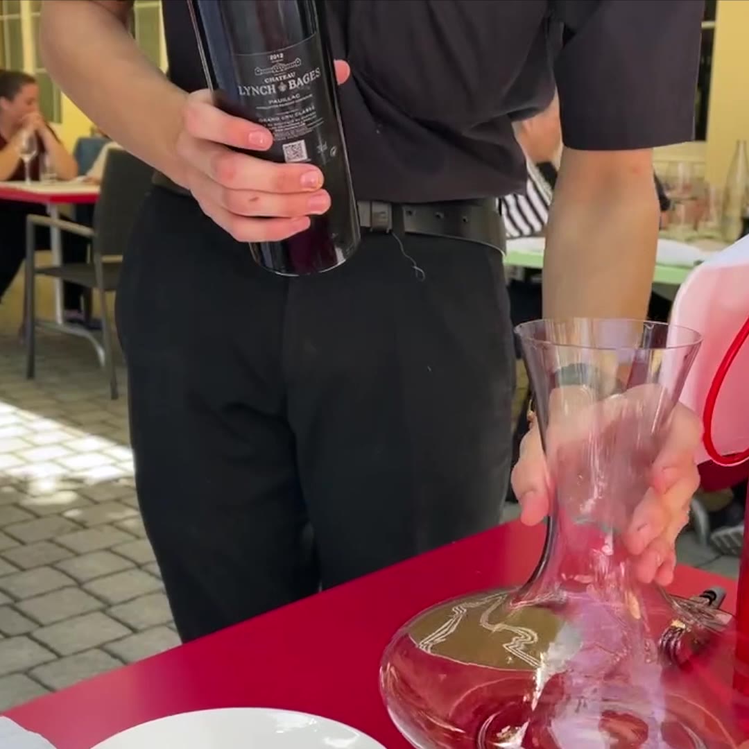 Kennst du den Unterschied zwischen Dekantieren und Karaffieren? 🧐 Beim Dekantieren wird reifer Wein sorgfältig in eine Karaffe umgefüllt, sodass das Depot in der Flasche bleibt. Beim Karaffieren geht