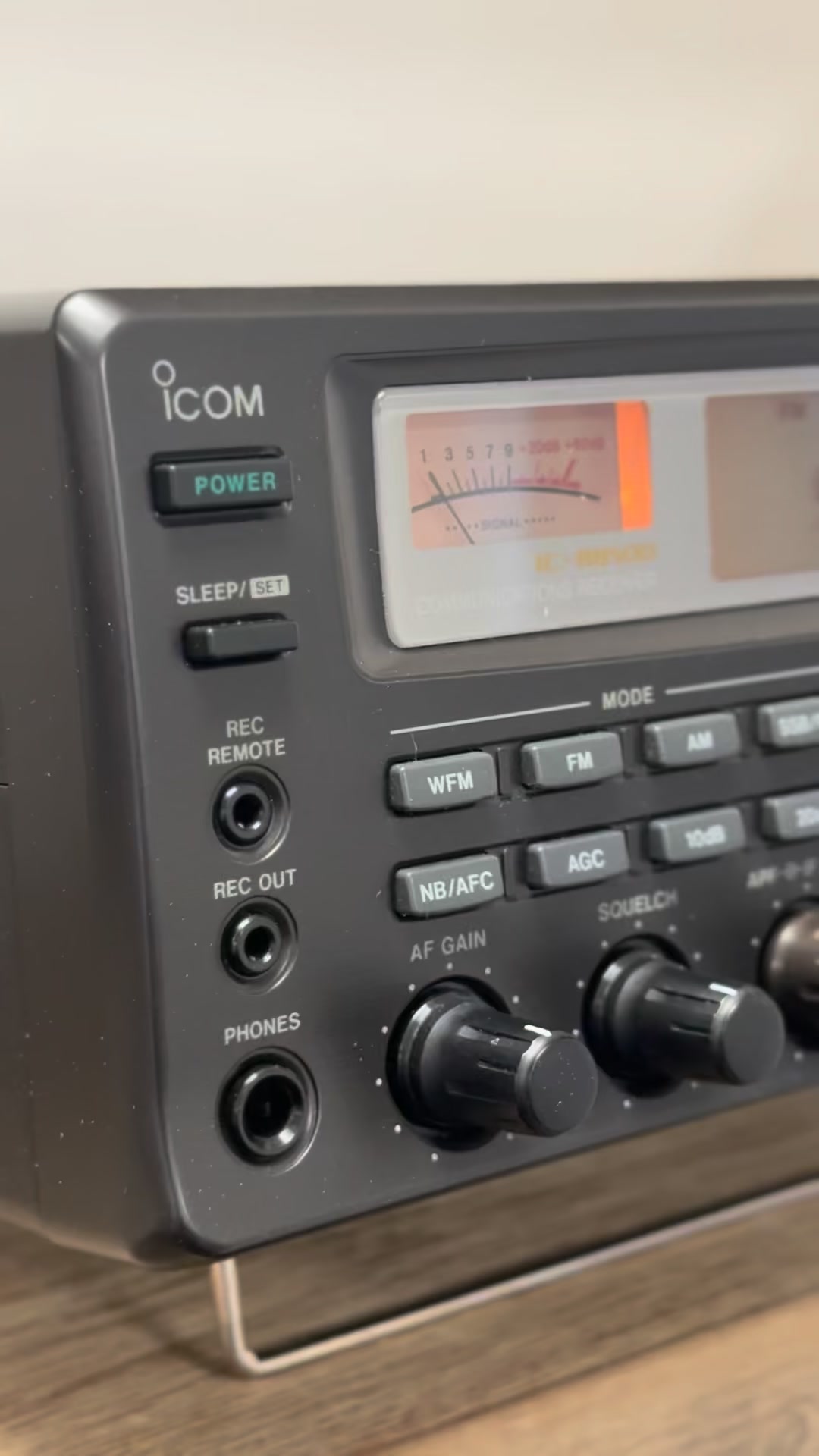 The ic-r8500 has been stored unused and looks like it's old.