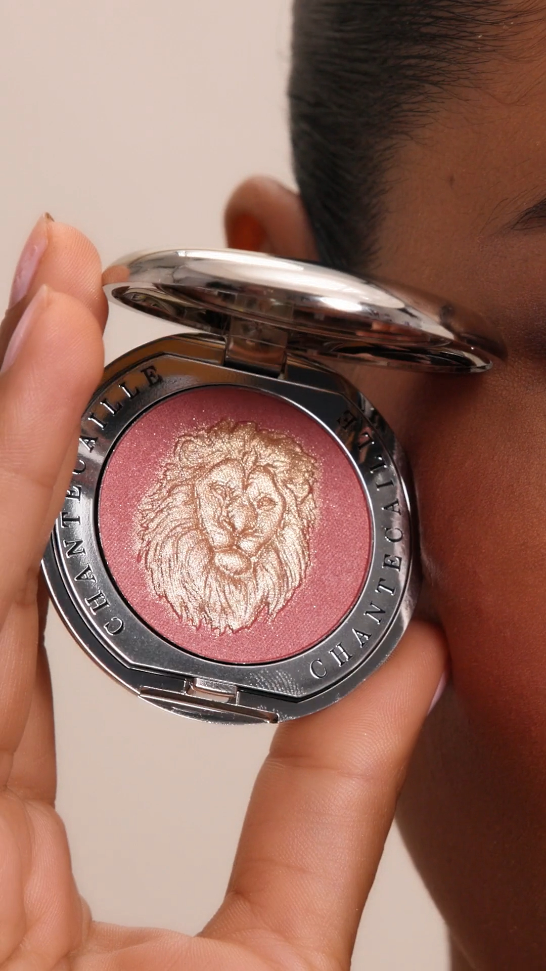 Chantecaille - Luminescent Eye Shade in Giraffe reveals a shimmery