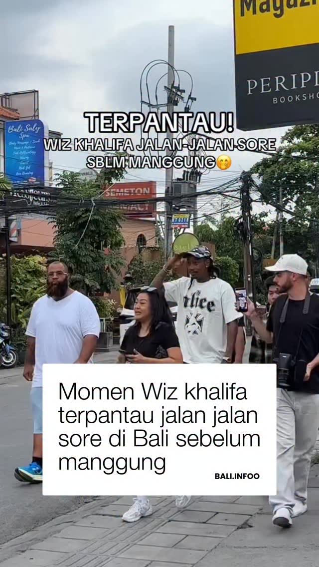 Rapper kelas dunia, Wiz Khalifa, terpantau sedang menikmati suasana ...