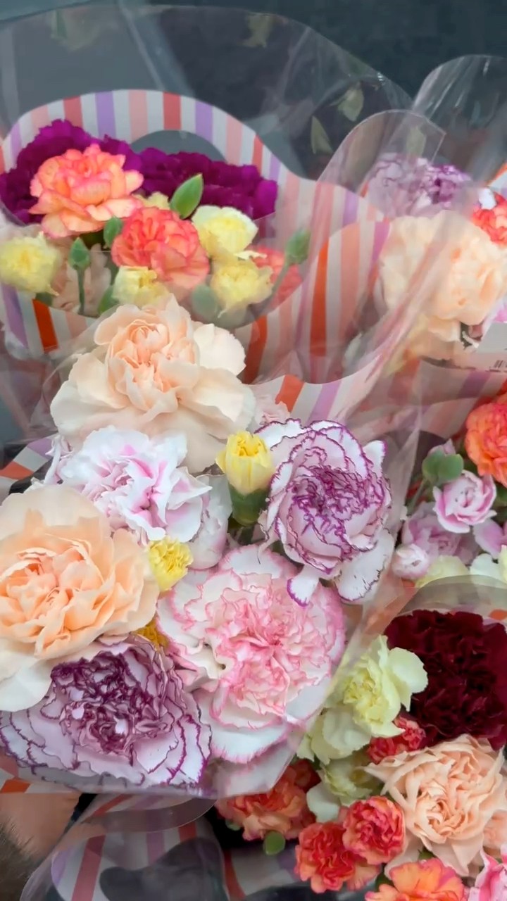 Here to save the day with Valentine's flowers 🌹🌷💐 We've got you covered ...
