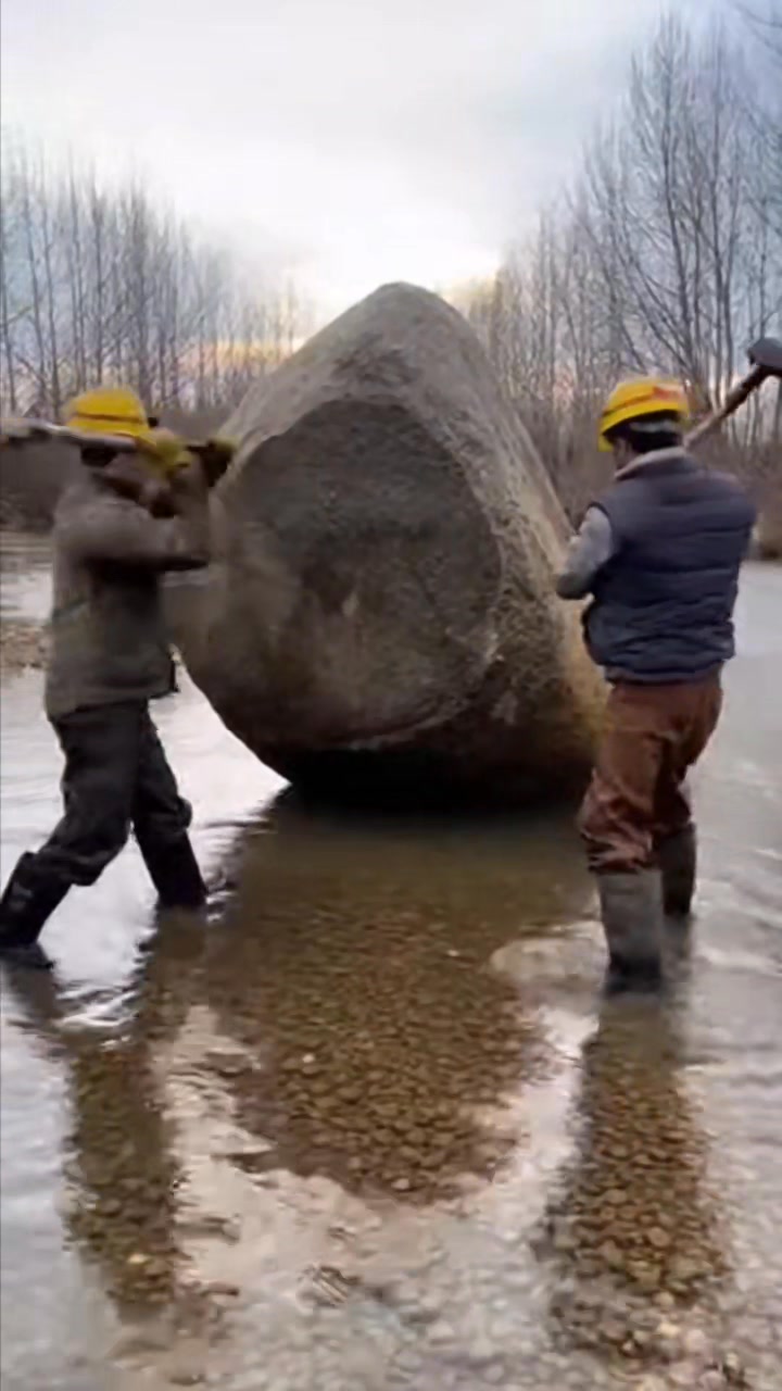 Cracking open a giant stone and discovering labradorite | Muhammad ...