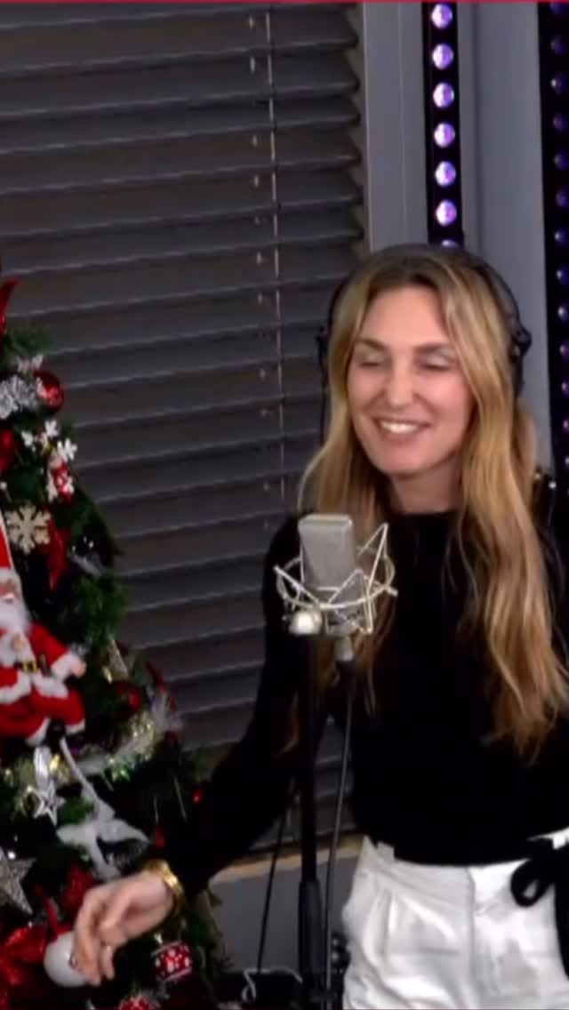 Dopo 13 anni, Lucilla Agosti saluta gli ascoltatori di R101 ️🤗 Una voce ...