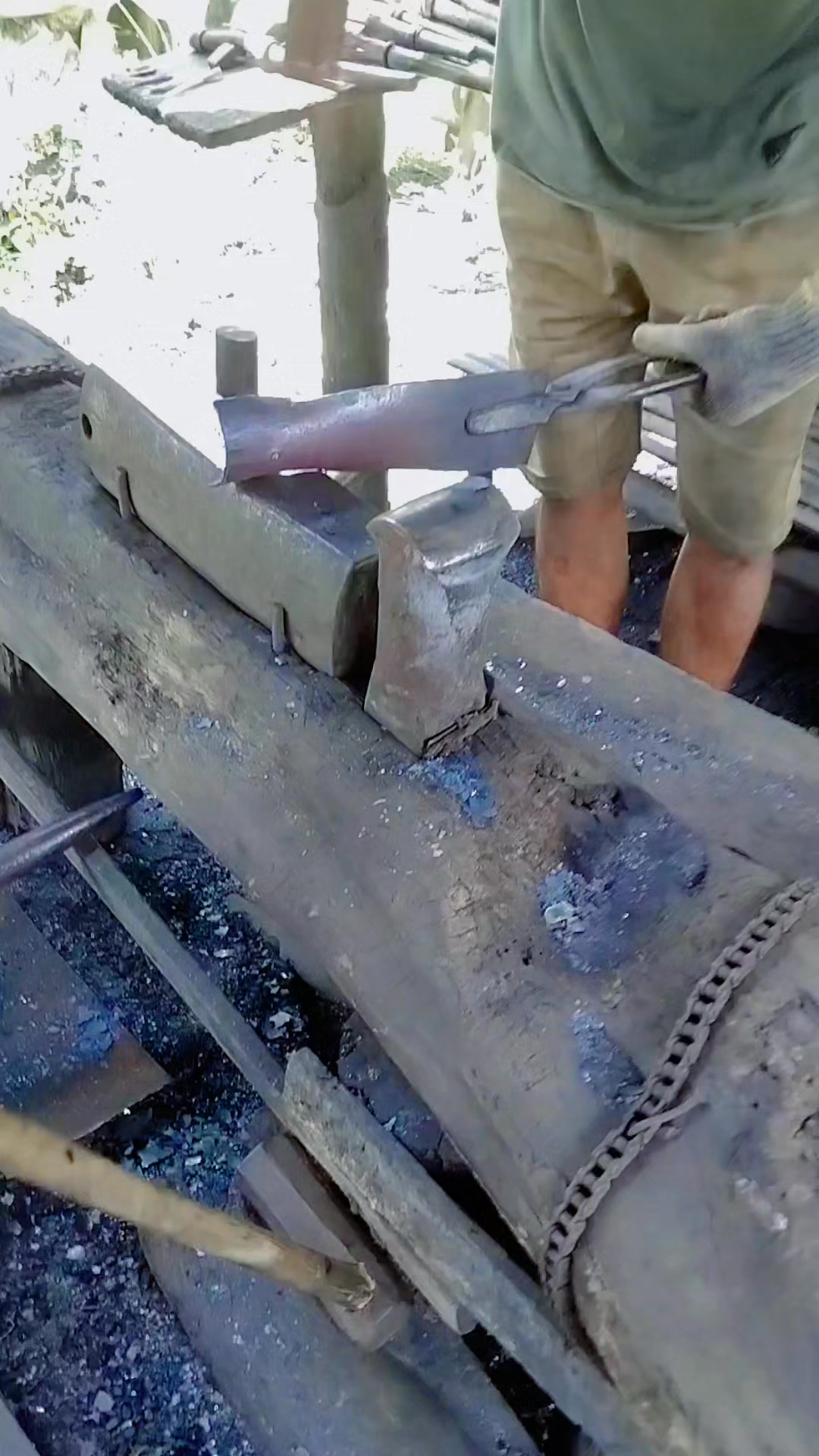try to pay attention to how to make a crowbar to dig the ground, a ...