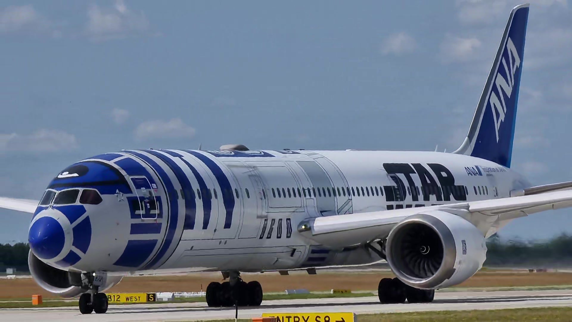 Today at Haneda airport, all three ANA Star Wars jets reunited