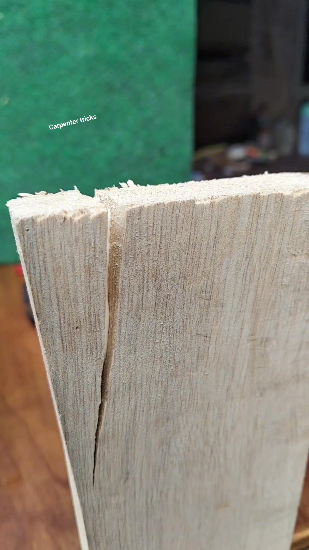 Quick trick to deal with split wood, without leaving a mark #woodwork # ...