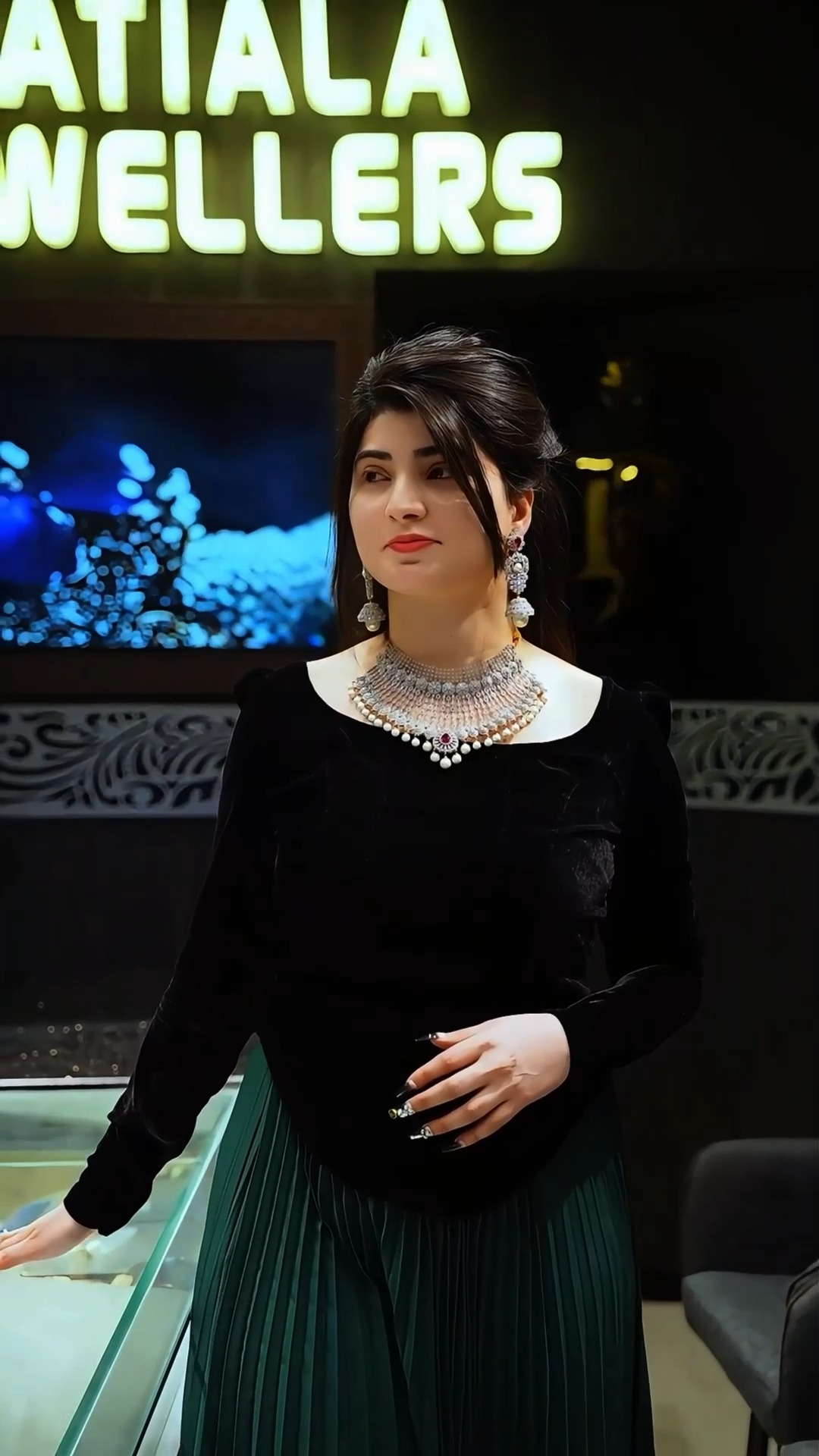 the-moment-dr-aaiza-butt-stepped-into-patiala-jewellers-she-was