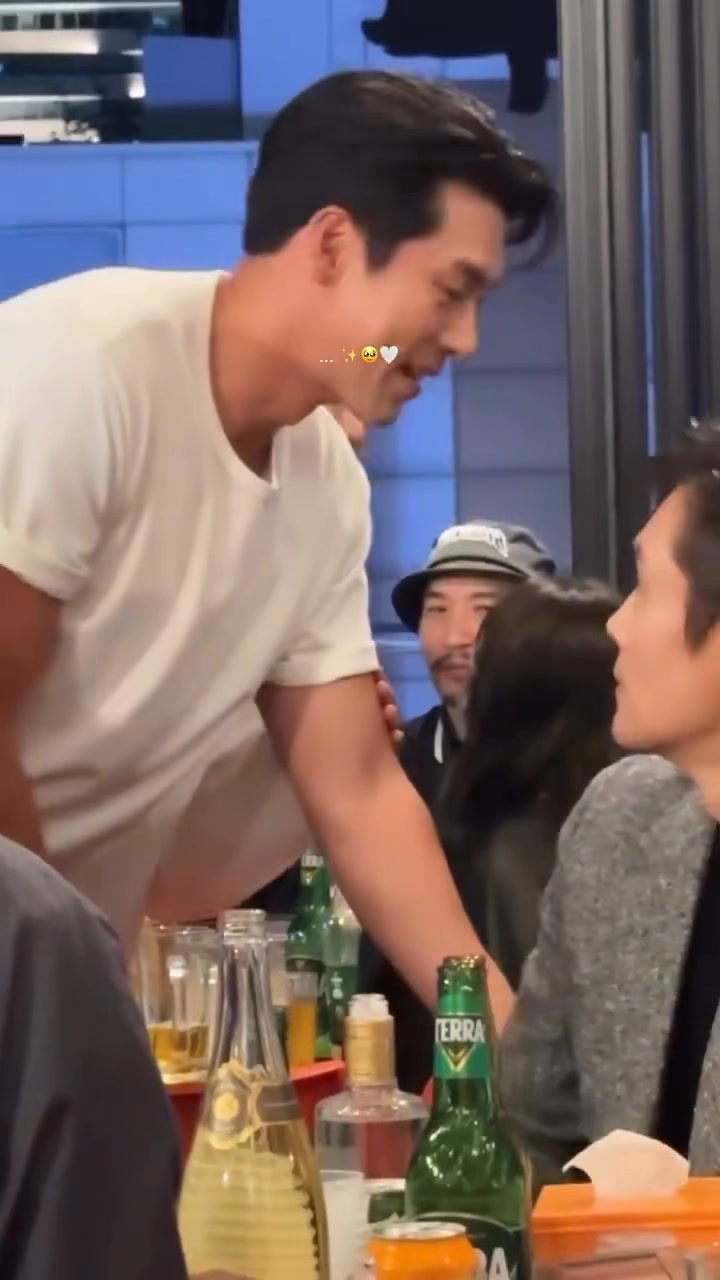 Vợ chồng Son Ye Jin và Hyun Bin đi ăn chung sau buổi công chiếu “No ...