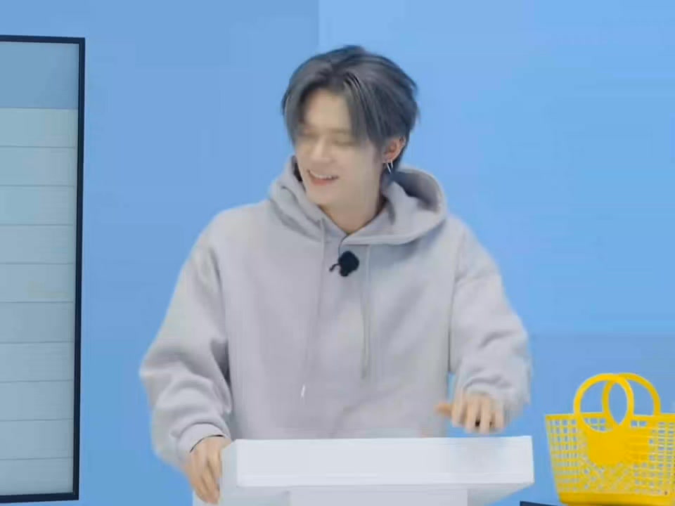 When the '01 liner won’t even let the '99 liner get introduced in peace ...