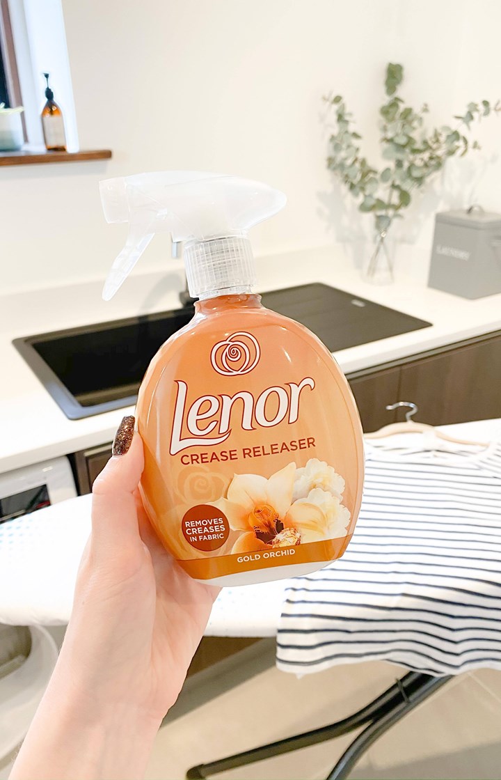 Who else hates ironing?🙋🏼‍♀️If you are like me and avoid ironing whenever you can, then you will love this ✨NEW✨ Lenor Crease Releaser. Since posting about this a couple of weeks ago, lots of you have