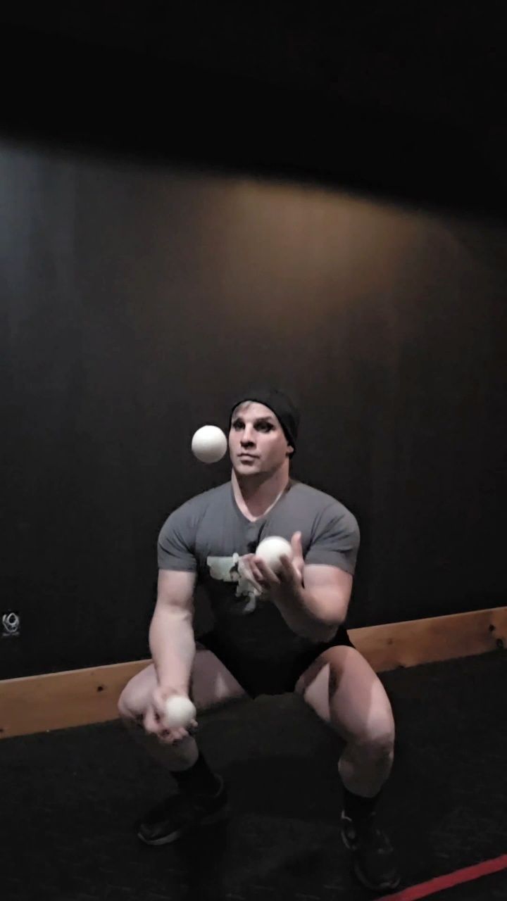 Squat Day, with juggles!!! #squat #powerlifting #juggling #yallmeansall ...