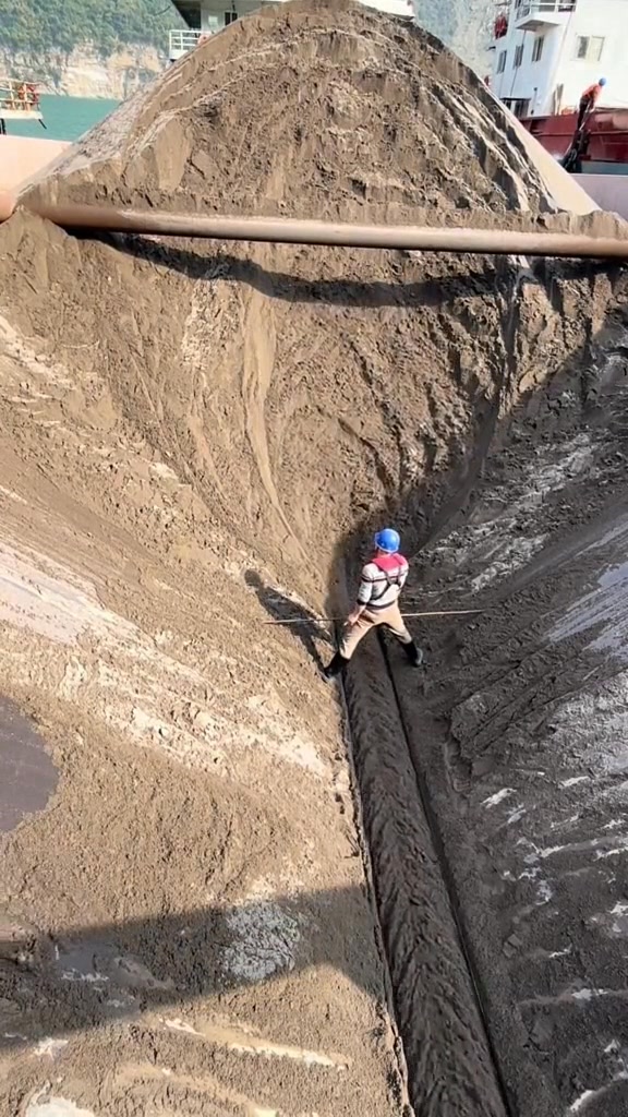 How are 2,500 tons of river sand unloaded from the ship onto the shore ...