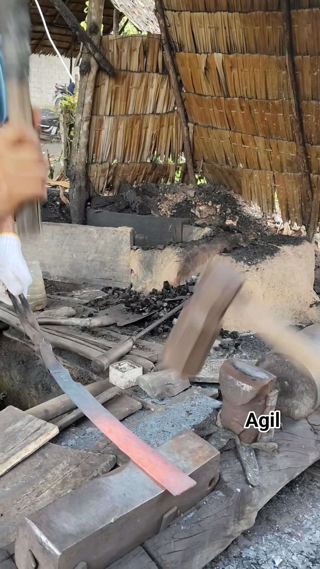traditional blacksmiths shaping farming tools #blacksmiths #pandai # ...