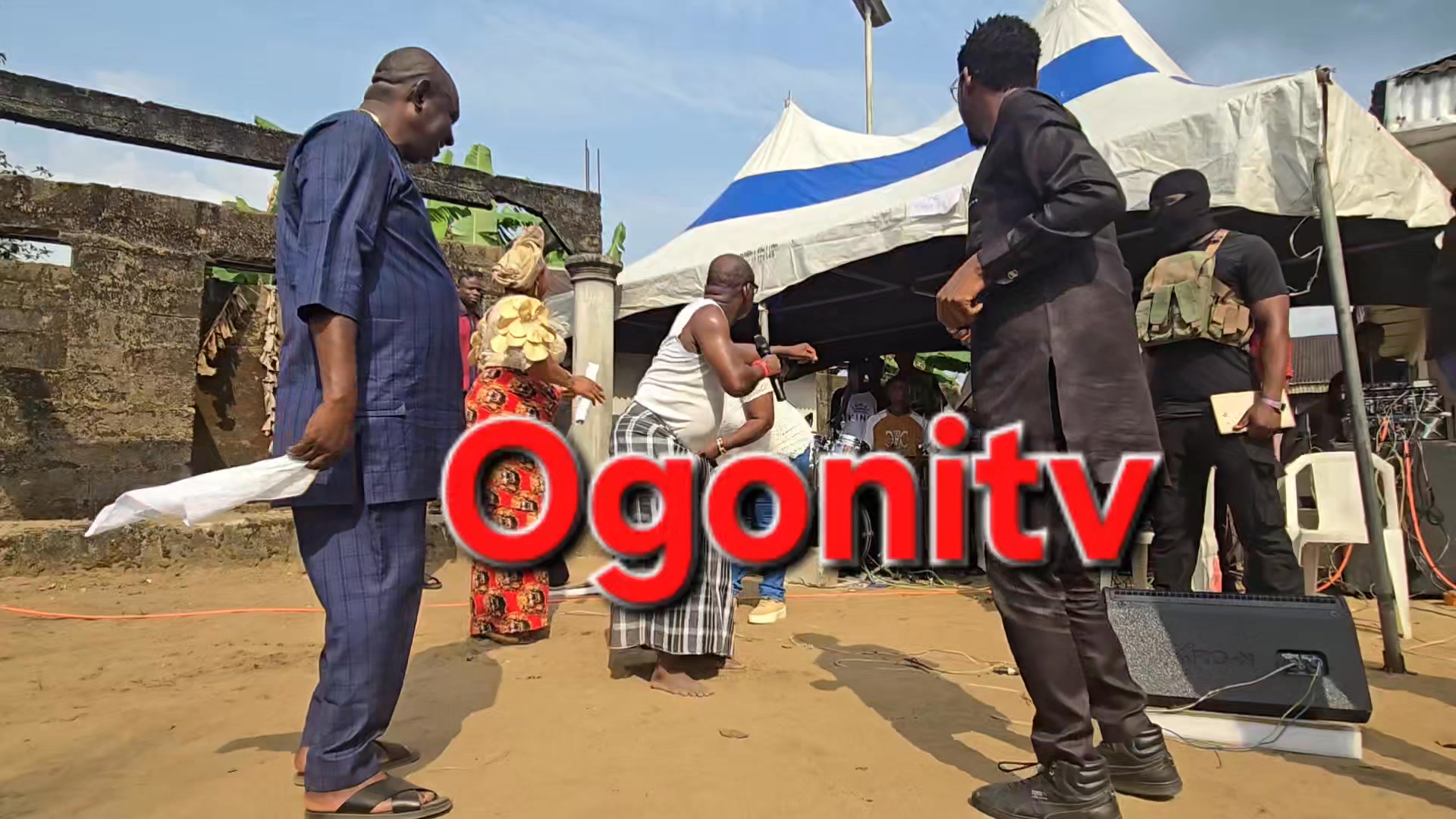Chief Lesi Maol Takes a dance step with Sir Kingdom and Highlife Bobby ...